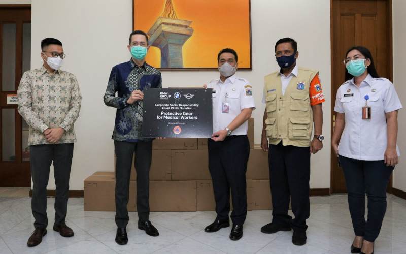  BMW Group Indonesia Donasikan APD ke BPBD Jakarta