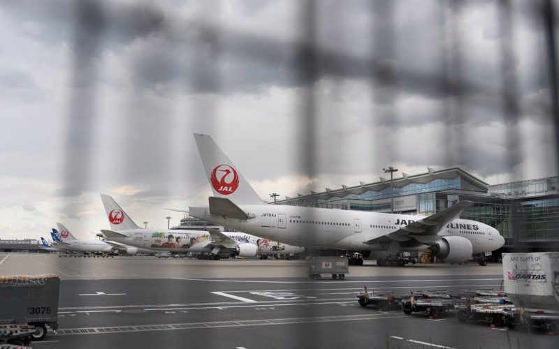 Ilustrasi - Pesawat Japan Airlines tengah parkir di Bandara Haneda, Jepang./Bloomberg
