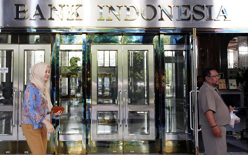 Karyawan keluar dari pintu salah satu gedung Bank Indonesia di Jakarta, Senin, (20/1/2020).  Bisnis/Abdullah Azzam