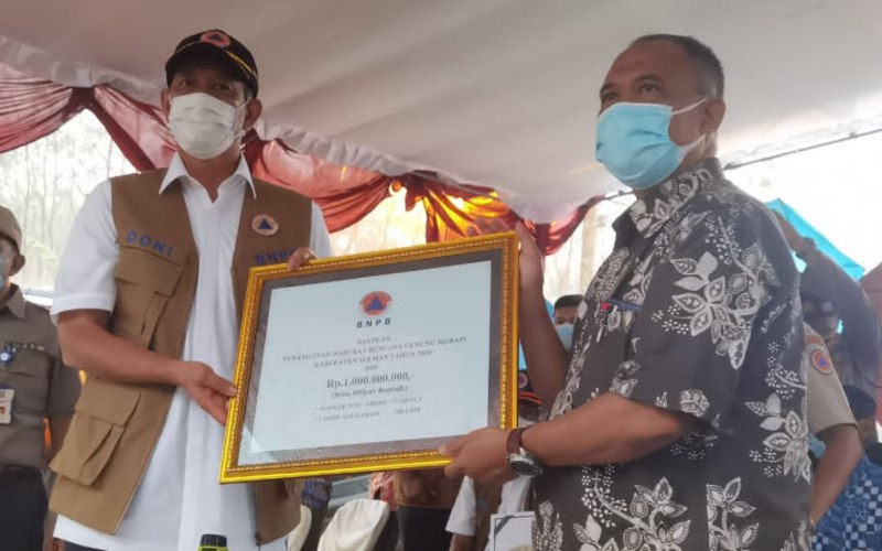  Doni Monardo Cek Protokol Kesehatan di Pengungsian Merapi