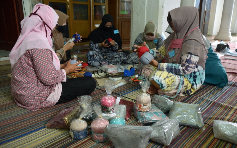 Sejumlah ibu rumah tangga mengikuti pelatihan membuat produk kerajinan souvenir di Pusat Kegiatan Belajar Masyarakat (PKBM) Ruman Aceh, Desa Blang Cut, Banda Aceh, Aceh, Kamis (12/11/2020)./Antara-Ampelsa.