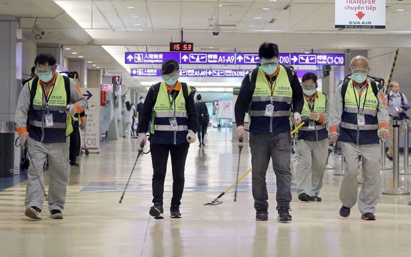 Petugas menyemprotkan disinfektan untuk membasmi vieus corona di Bandara Internasional Taoyuan di Taipei, Taiwan, pada 22 Januari 2020./Bloomberg