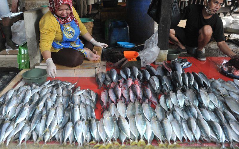 Penjual menyusun dagangan ikan di Pasar Palima Palembang, Sumsel, Sabtu (3/10/2020). /ANTARA