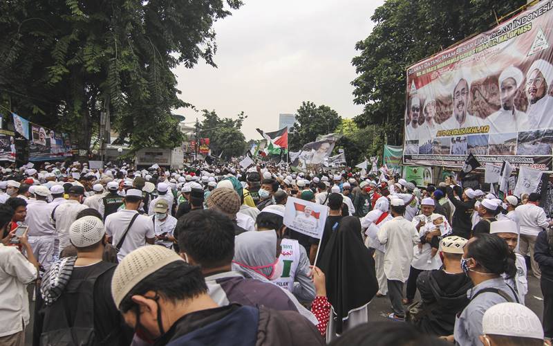 Massa menunggu kedatangan Habib Rizieq Shihab di Markas Besar FPI, Petamburan, Jakarta, Selasa (10/11/2020). /Antara