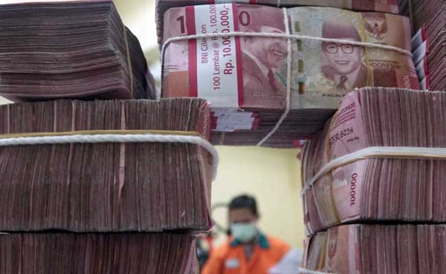 Karyawan merapikan uang di cash center Bank BNI, Jakarta, Selasa (11/2/2020). Bisnis/Himawan L Nugraha