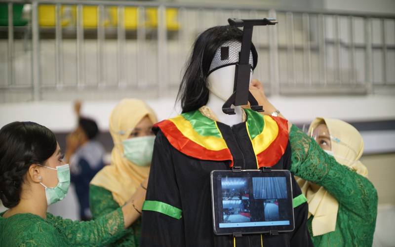 Robot dari Tim Komunitas Robotik Fakultas Teknik UNJ sebagai pengganti wisudawan pada Wisuda Virtual UNJ 112 2020/Istimewa-Dok.Pribadi