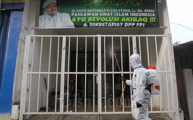  Polda Metro Jaya Semprotkan Disinfekatan di Area Markas FPI