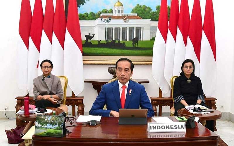 Presiden Joko Widodo (tengah) didampingi Menteri Luar Negeri Retno Marsudi (kiri) dan Menteri Keuangan Sri Mulyani Indrawati (kanan) saat mengikuti KTT Luar Biasa G20 secara virtual dari Istana Kepresidenan Bogor, Kamis (26/3/2020)./Biro Pers dan Media Istana