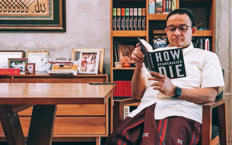  Heboh Anies Baca Buku How Democracies Die, Simak Resensinya