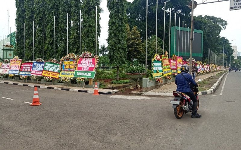 Markas Kodam Jaya Dipenuhi Karangan Bunga Dukungan untuk Pangdam