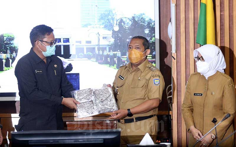 Pemerintah Kota Bandung Terima Bantuan 200.000 Makser Dari Pemprov Jabar