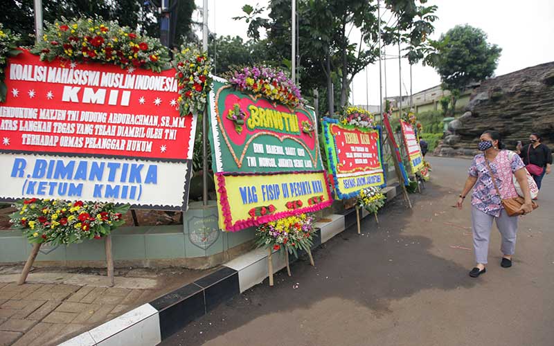  Karangan Bunga Berisi Dukungan Untuk TNI Penuhi Kodam Jaya