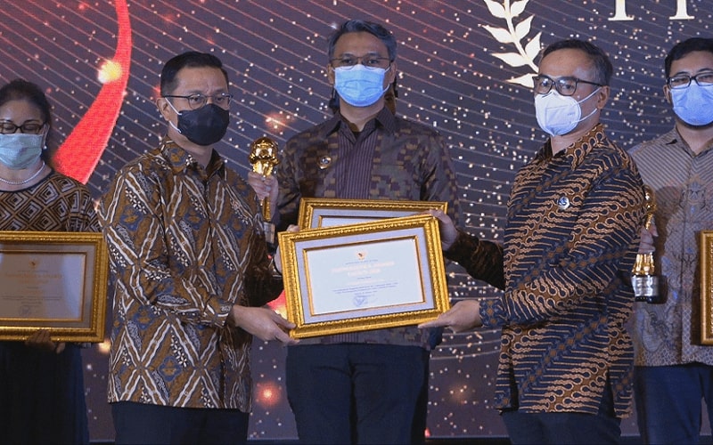  Anak Usaha Bangkok Bank (BNLI) Terima Penghargaan dari Menteri Jokowi