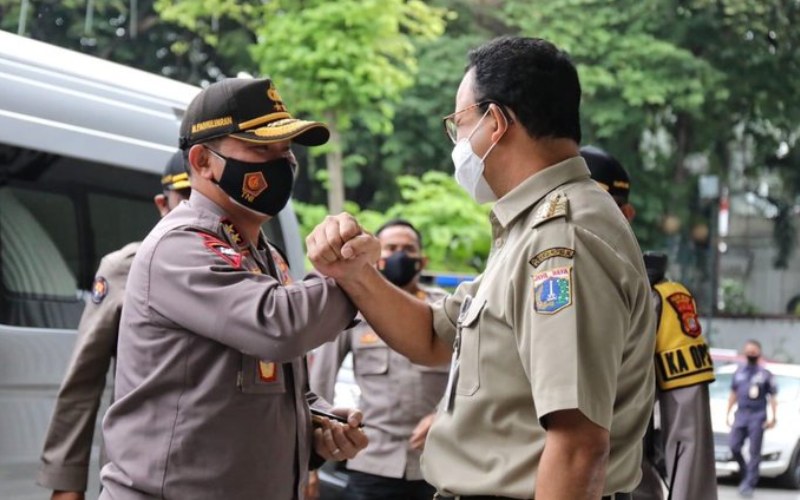 Gubernur DKI Jakarta Anies Baswedan (kanan) menerima kunjungan Kapolda Metro Jaya yang baru,Inspektur Jenderal Polisi Fadil Imran, di Balai Kota, Jakarta, Senin (23/11/2020)/Twitter-@aniesbaswedan
