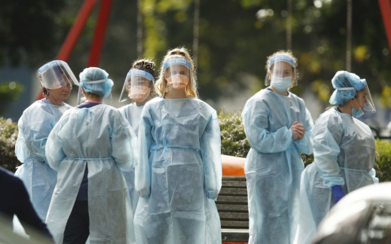 Petugas medis di Victoria yang sedang mengenakan APD/Bloomberg