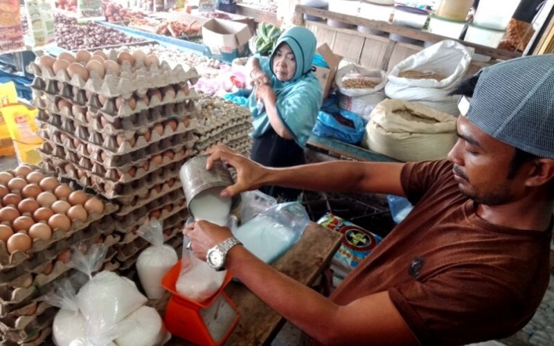 Seorang pedagang di Pasar Bina Usaha Meulaboh, Kabupaten Aceh Barat, mengecer gula pasir ke dalam bentuk kemasan satu kilogram sebelum dijual ke konsumen, Minggu (5/4/2020)./Antara-Teuku Dedi Iskandarn