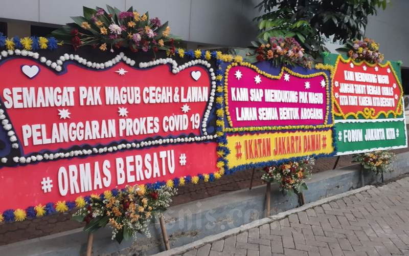  Kerumunan FPI: Belasan Karangan Bunga Dukung Wagub DKI Tegakkan Hukum 