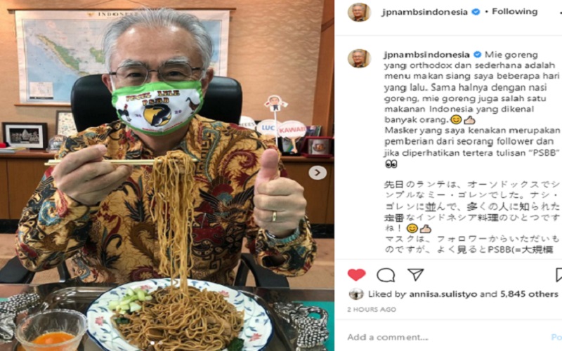 Duta Besar Jepang untuk Indonesia Ishii Masafumi mengunggah fotonya di media sosial memakai masker bertuliskan Pecel Lele PSBB / Instagram @jpnambsindonesia