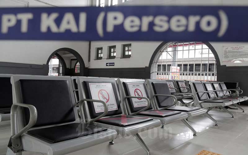 Suasana sepi terlihat di Stasiun Pasar Senen, Jakarta, Jumat (24/4/2020). Bisnis/Eusebio Chrysnamurti