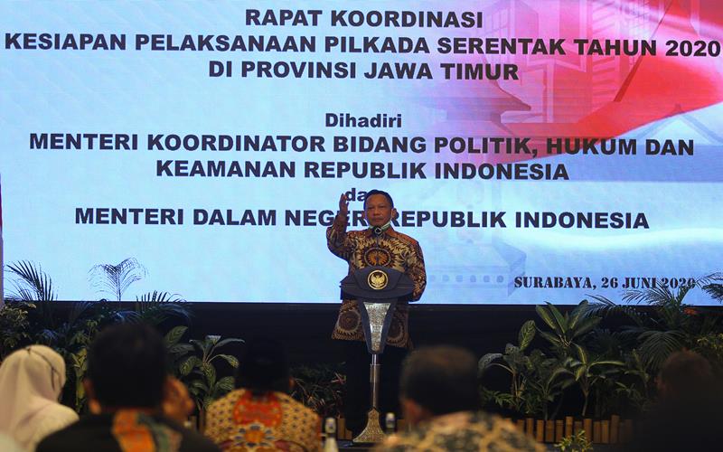 Menteri Dalam Negeri Tito Karnavian memberikan arahan saat Rapat Koordinasi Kesiapan Pelaksanaan Pilkada Serentak Tahun 2020 di Surabaya, Jawa Timur, Jumat (26/6/2020). Rapat yang dihadiri perwakilan dari KPU Provinsi Jawa Timur, Bawaslu Jawa Timur dan sejumlah kepala daerah kabupaten/kota tersebut membahas isu strategis dalam rangka memantapkan pelaksanaan Pilkada serentak tahun 2020 dengan penerapan secara ketat protokol kesehatan untuk mencegah penyebaran COVID-19. ANTARA FOTO/Moch Asim