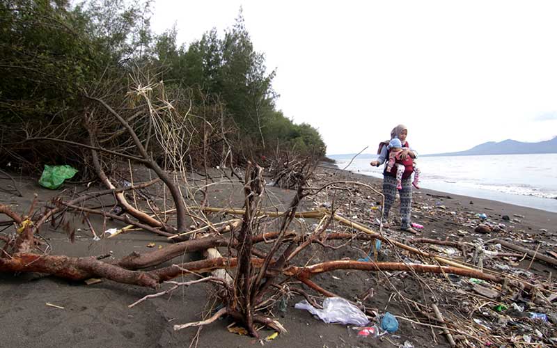 Gelombang Tinggi Membuat Pantai Cemara di Banyuwangi Dipenuhi Sampah