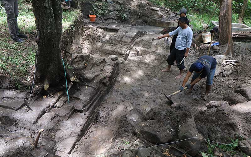  Arkeolog Melakukan Ekskavasi Pemandian Suci Peninggalan Kerjaan Majapahit