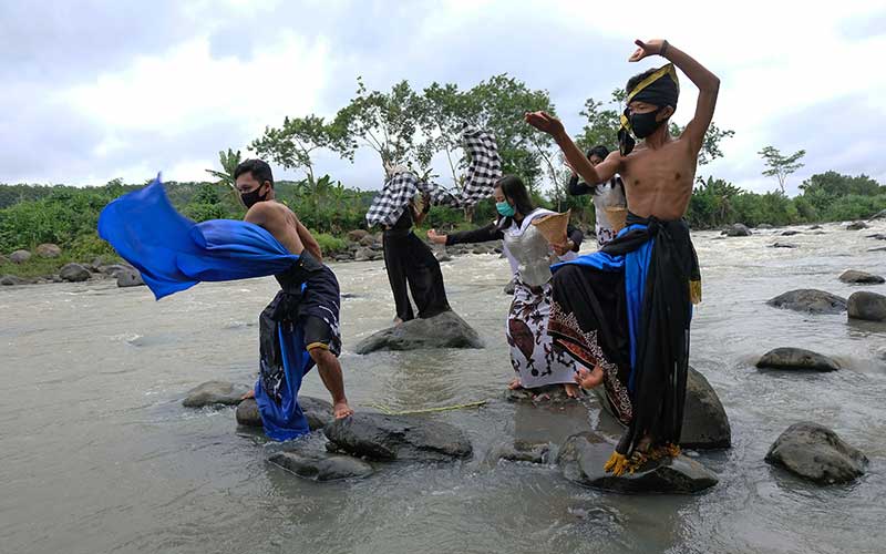  Seniman di Magelang Menggelar Ritual Donga Kali Larung Sengkala