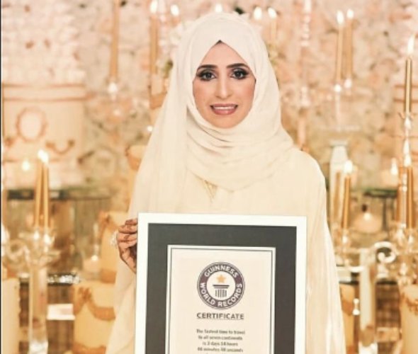 Khawla Al Romaithi sedang memegang sertifikat Guinness Book of Records sebagai orang yang paling cepat mengelilingi dunia yakni dalam tiga hari./Instagram