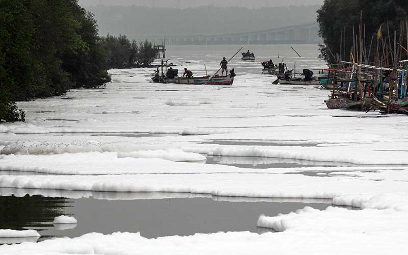  Sungai di Surabaya Diselimuti Busa Putih Yang Diduga Limbah