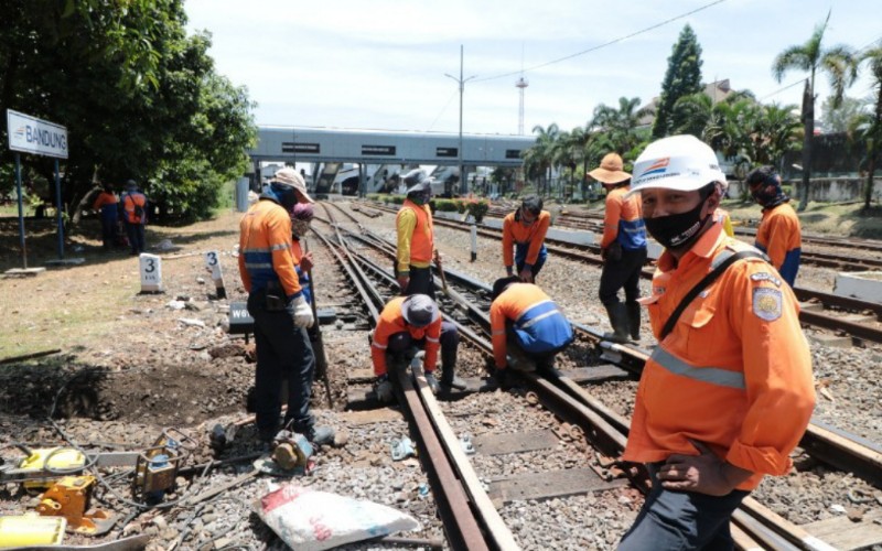  Antisipasi Musim Hujan, KAI Daop 2 Sebar Petugas di Daerah Rawan