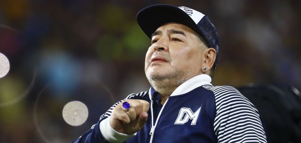 Diego Armando Maradona menyapa penggemar sebelum pertandingan di Buenos Aires pada 7 Maret 2010.  - Bloomberg