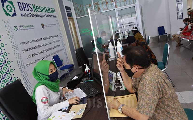 Pegawai melayani peserta BPJS Kesehatan di Jakarta, Senin (13/7/2020). Bisnis/Eusebio Chrysnamurti