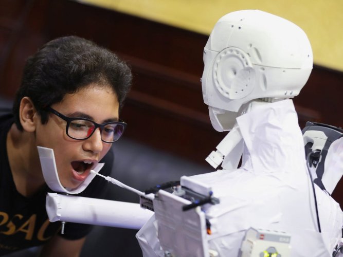  RS di Mesir Uji Coba Robot yang Bisa Lakukan Tes Virus Corona