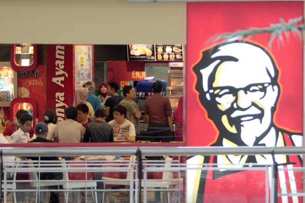 Pelanggan menikmati makan siang di salah satu gerai Kentucky di Makassar, Sulsel, Selasa (28/4). PT Fast Food Indonesia Tbk. (FAST) sebagai pemegang merek Kentucky Fried Chicken (KFC). /Bisnis.com