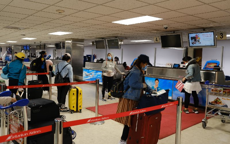 Sejumlah warga negara Indonesia (WNI) antre untuk mendaftar repatriasi di Bandar Udara Internasional Colombo, Sri Lanka, Jumat (1/5/2020) malam./ANTARA
