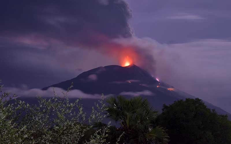 Gunung Api Ili Lewotolok di Kabupaten Lembata NTT Keluarkan Larva Pijar
