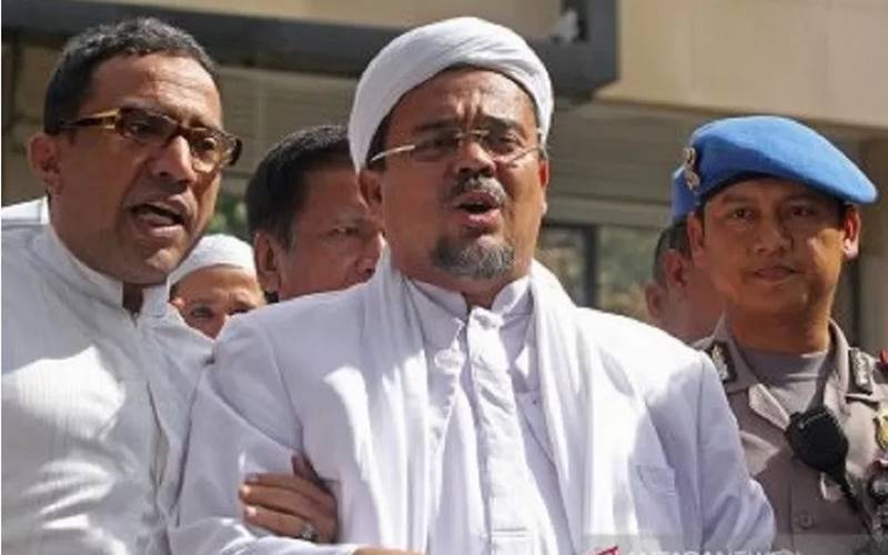 Imam Besar Front Pembela Islam (FPI) Habib Rizieq Shihab saat memberikan keterangan kepada wartawan usai menjalani pemeriksaan di Polda Metro Jaya, Jakarta./Antararn