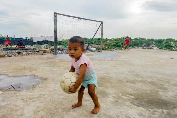 Seorang bocah bermain di area Taman BMW, Jakarta, Senin (14/1/2019). Jakarta Propertindo atau Jakpro menyatakan peletakan batu pertama Stadion BMW akan dilaksanakan pada Maret 2019./ANTARA-Muhammad Adimaja