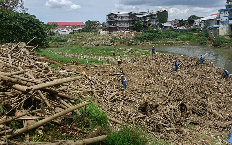  Antisipasi Banjir, Petugas Sumber Daya Air Bersihkan Kali Bekasi