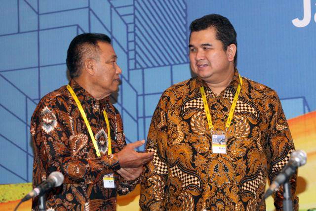 Direktur Utama PT Semen Indonesia Tbk Hendi Prio Santoso (kanan) berbincang dengan mantan Komisaris Wahyu Hidayat seusai RUPST di Jakarta, Rabu (22/5/2019)./Bisnis-Dedi Gunawan