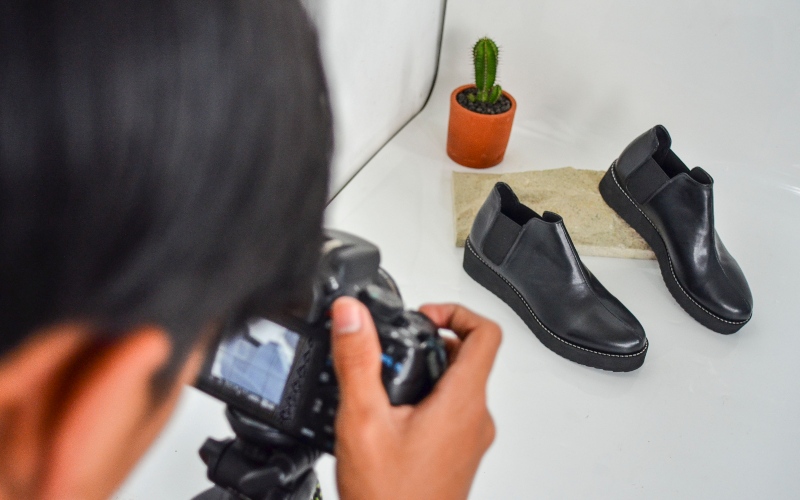 Pekerja memotret produk sepatu Prospero yang akan dipasarkan melalui platform digital di Kota Tasikmalaya, Jawa Barat, Jumat (3/7/2020). Menurut data Kementerian Komunikasi dan Informatika, sebanyak 9,4 juta UMKM sudah menggunakan atau memasarkan produknya melalui pasar e-commerce dan mendapatkan manfaat penggunaan teknologi digital untuk transaksi lintas batas./ANTARA FOTO-Adeng Bustomi