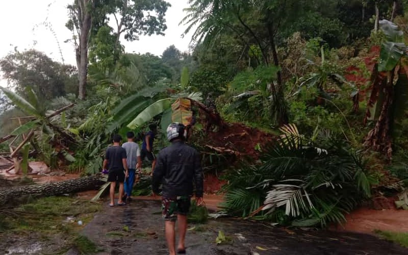  Longsor Kembali Tutup Jalur Utama Selatan Cianjur-Bandung