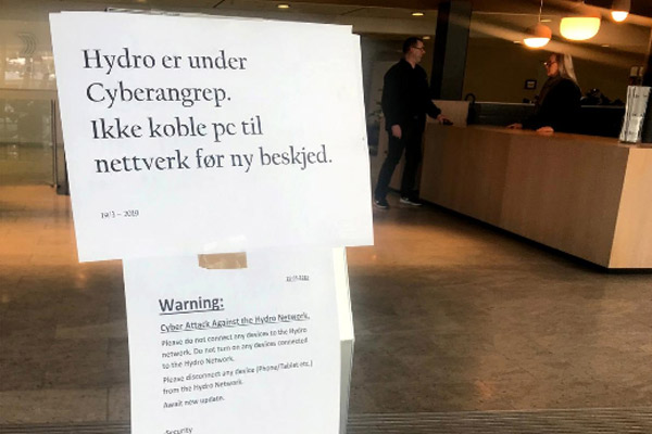 Tanda yang memperingatkan karyawan untuk tidak menghubungkan perangkat ke jaringan setelah serangan siber terlihat di markas besar produsen aluminium Norsk Hydro di Oslo, Norwegia 19 Maret 2019. /REUTERS