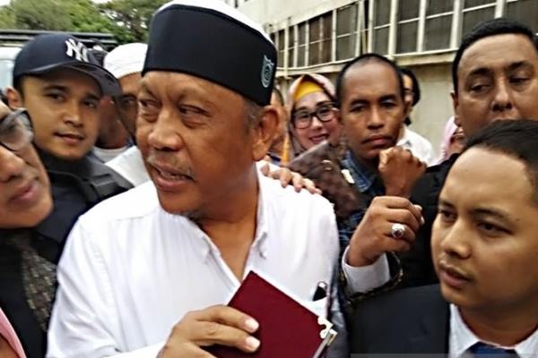 Tersangka kasus dugaan makar Eggi Sudjana ditemani kuasa hukumnya datang ke Polda Metro Jaya, Jakarta, Senin (13/5/2019)./Antara