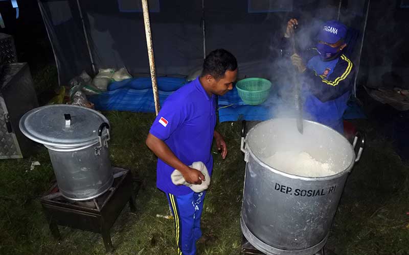  Personel Tagana Siapkan Dapur Umum Untuk Pengungsi Gunung Semeru