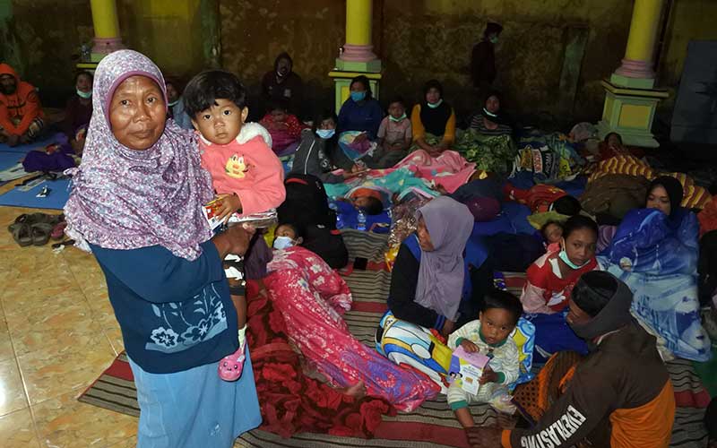  Warga Mengungsi di Balai Desa dan Gedung Sekolah Saat Erupsi Gunung Semeru