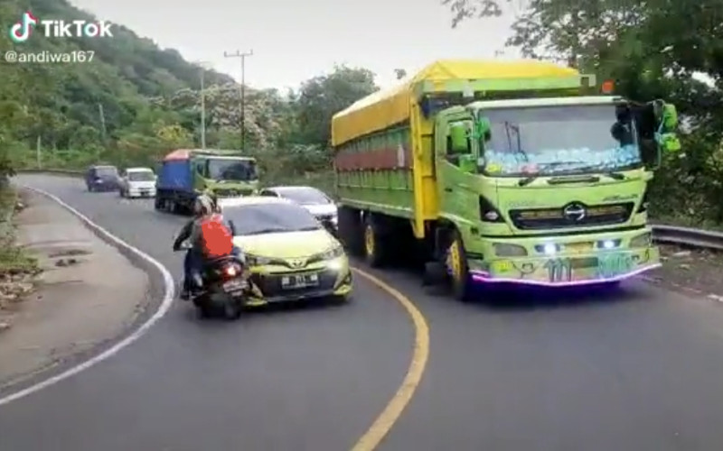  Viral Toyota Yaris Tabrak Motor di Tikungan, Ini 5 Cara Menyalip yang Benar