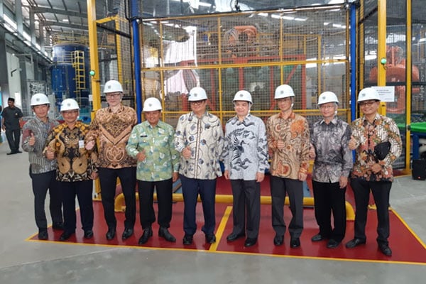Menteri Perindustrian Airlangga Hartarto meresmikan pabrik kaca lembaran dan cermin PT Asahimas Flat Glass Tbk. di Cikampek, Jawa Barat pada Senin (18/02/2019). /WIBI