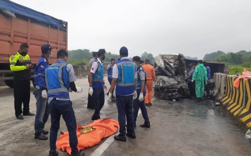  Elf Terbakar Setelah Tabrak Truk di Tol Madiun, 3 Meninggal, 13 Luka-luka