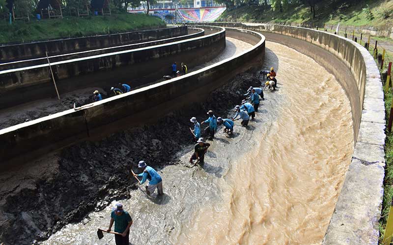  Antisipasi Banjir, Dam Jati Sungai Madiun di Jawa Timur Dilakukan Pengerukan Sedimen